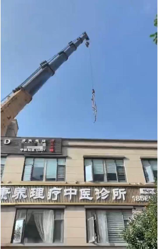 天盈配 吊车从3楼楼顶吊罐体突坠落，两名学生及一名家长被砸伤；目击者：高空作业现场没设围挡